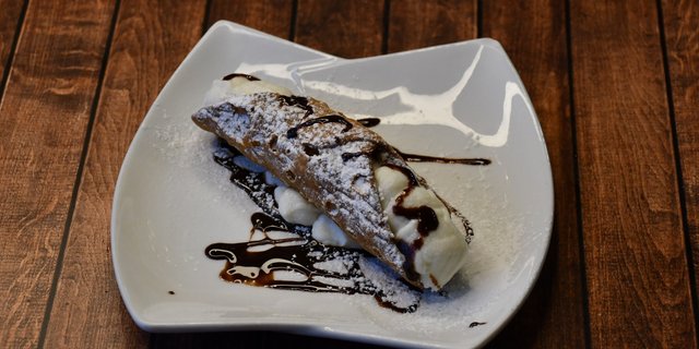 Large Cannoli