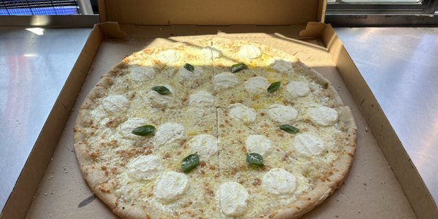 24" White Pizza Pie
