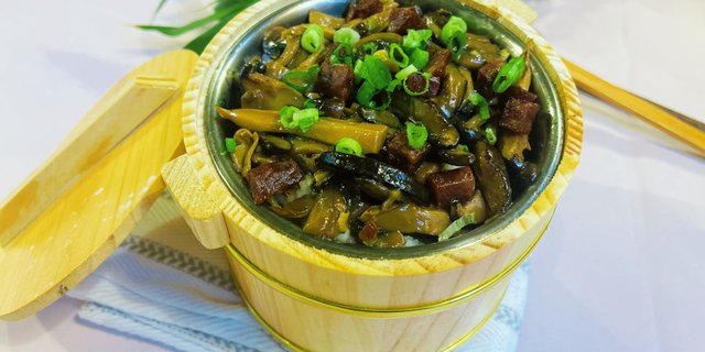 R2. Wild Mushroom w/ Chinese Sausage in Back Truffle Oil