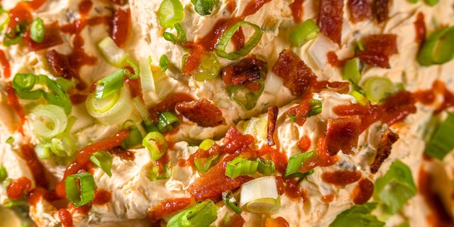1/2 lb Bacon, Scallion & Sriracha Cream Cheese