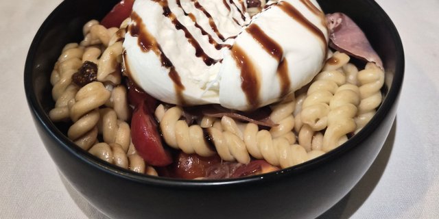 Burrata, Figs, Tomato And Prosciutto Pasta Salad