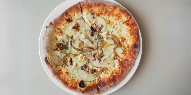 Pear & Gorgonzola Gluten-Free Pizza