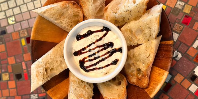 Crostini & Burrata Cheese