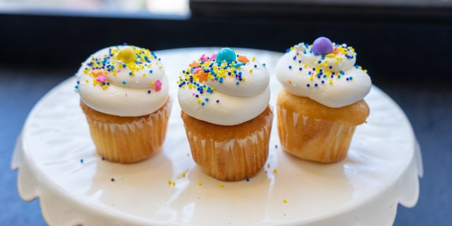 Yellow Cupcakes w/ Buttercream
