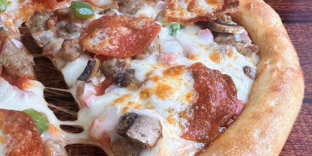 No Brainer Deluxe Hand-Tossed Pizza
