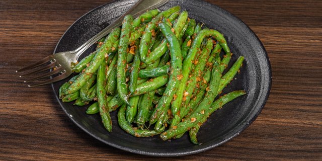Garlicky Green Beans Tray