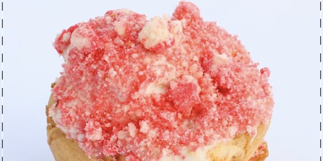 Strawberry Crumble Puff