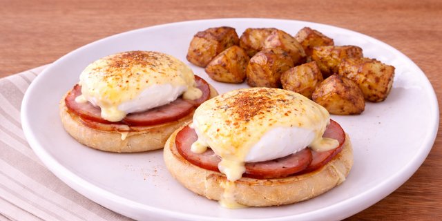 Eggs Benedict & Hollan-Daisy Sauce