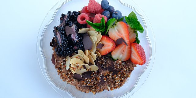 Chocolate Quinoa Breakfast Bowl