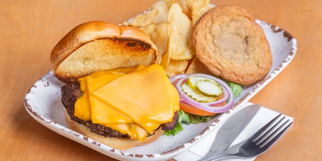 Cheeseburger Boxed Lunch