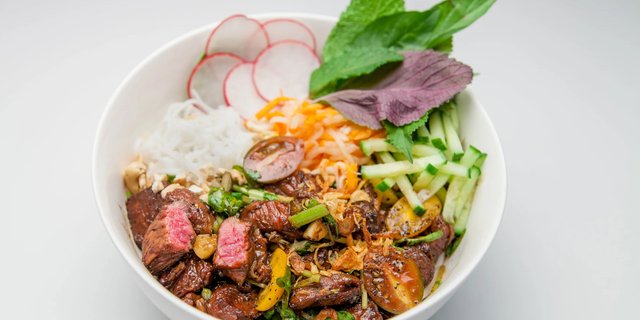 Shaken Steak Bún