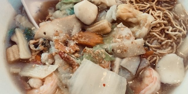 Crispy Noodles w/ Seafood & Wonton