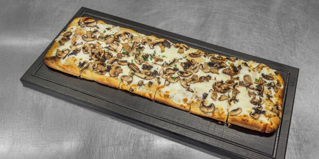 Funghi White Pizza