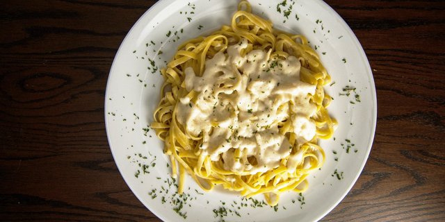 Fettuccine Alfredo w/ Grilled Chicken