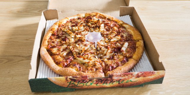 Gluten-Free BarBQ Chicken Cauliflower Crust Pizza