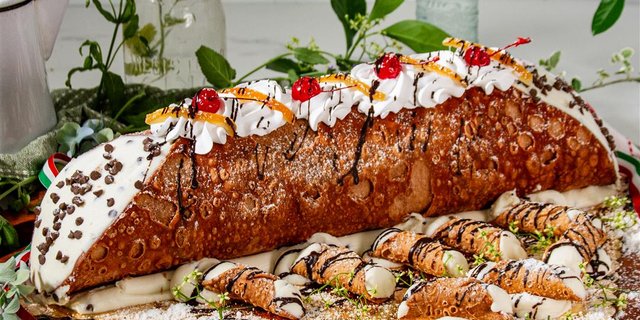 Jumbo Cannoli