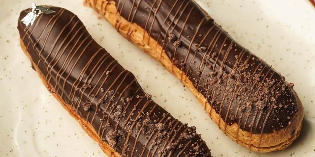 French Eclair w/ Chocolate