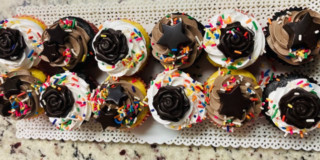 Chocolate/Vanilla Cupcakes