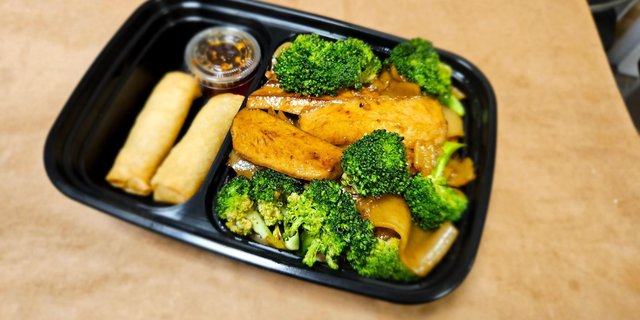 Pad See-ew Soy Chicken Boxed Lunch