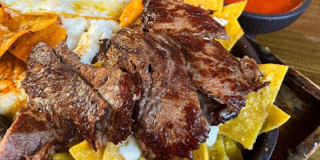 Chilaquiles Con Asada & Huevo