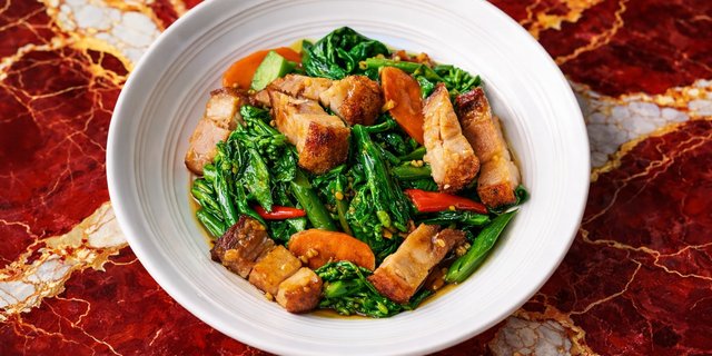 Pad Ka-Na with Crispy Pork Belly