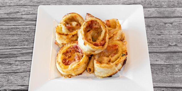 Gourmet White Pizza Muffins