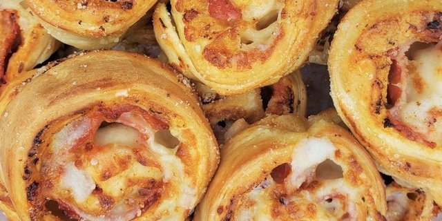 Pepperoni Pizza Muffins