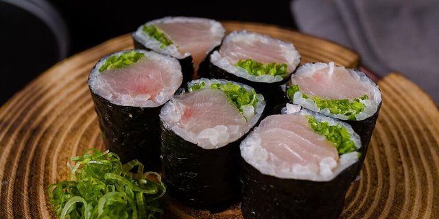 Yellowtail Scallion Roll