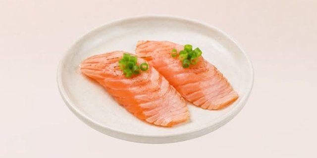 Seared Salmon Sashimi (2 Pcs)