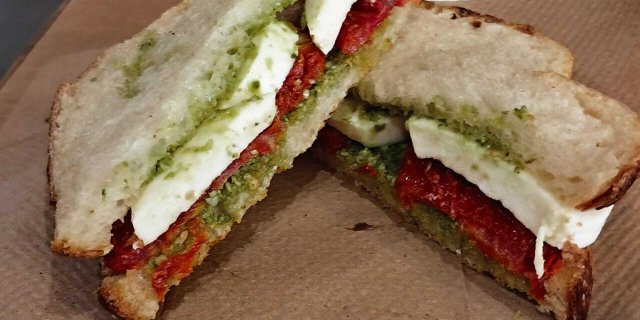 Pesto Mozzarella Sandwich Box