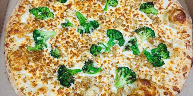 Chicken & Broccoli W/ Alfredo Pizza