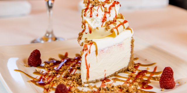 White Chocolate Raspberry Cheesecake (Slice)
