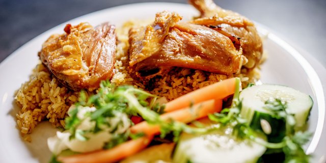 Gà Xối Mỡ - Fried Chicken Leg Fried Rice