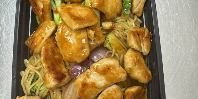 Chicken & Vegetables Yakisoba Tray