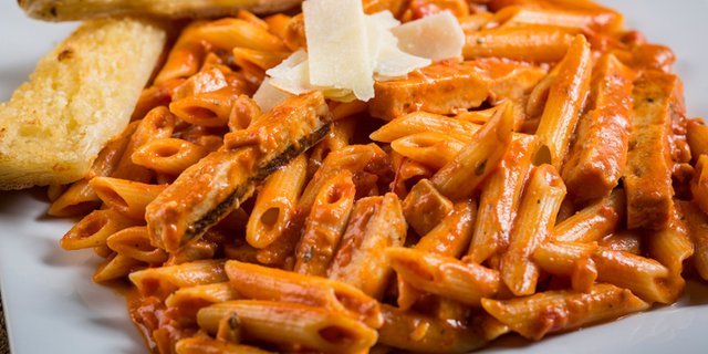Half Tray Penne A La Vodka Pasta w/ Grilled Chicken
