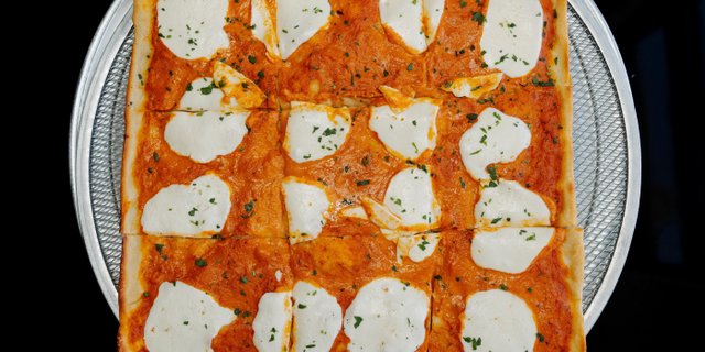 Grandma Ala Vodka Pizza