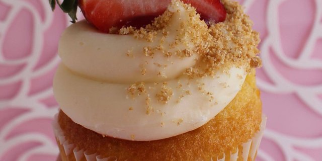Strawberry Cheesecake Cupcake