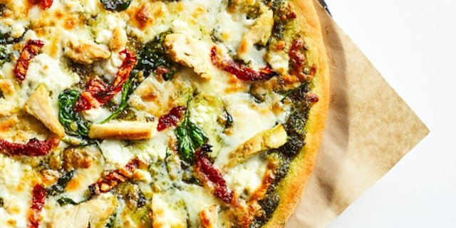 10" NAT'S CHICKEN PESTO PIZZA BOXED MEAL