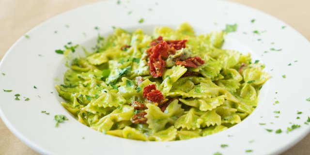 Farfalle al Pesto e Pollo