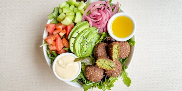 Mediterranean Falafel Salad (V)