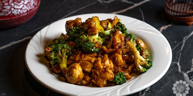 Chicken & Broccoli in Brown Sauce