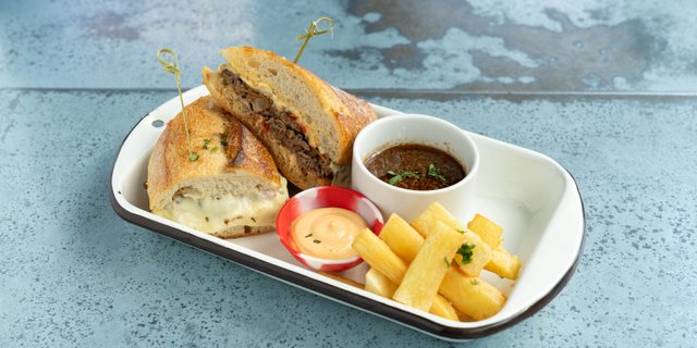 Pan con Lomito al Jugo Sandwich