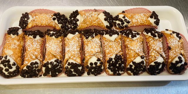 Mini Cannoli w/ Chocolate Chips Tray