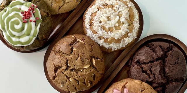 Triple Chocolate Crumble Cookie