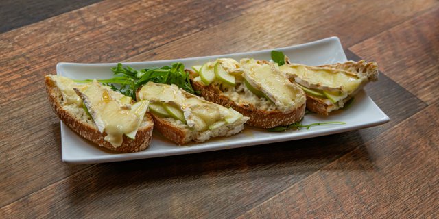 Warm Brie & Crispy Apple Bruschetta