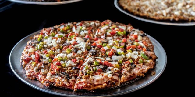 The Royal Deluxe Pizza