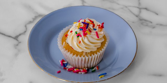 Vanilla Cupcake W/ Buttercream Frosting
