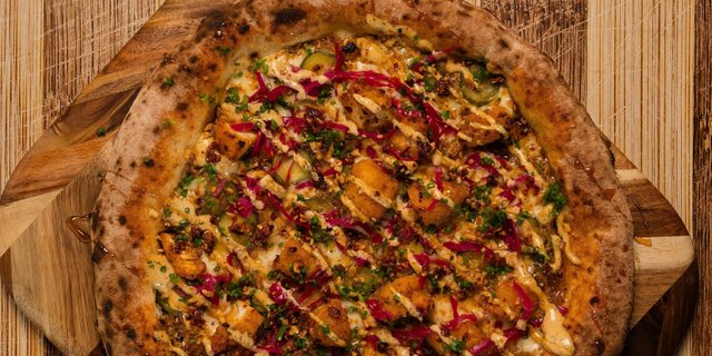Chili Crunch Chicken Pizza