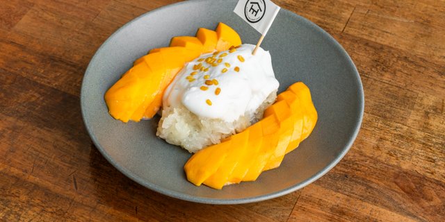 Sweet Coconut Sticky Rice w/ Mango