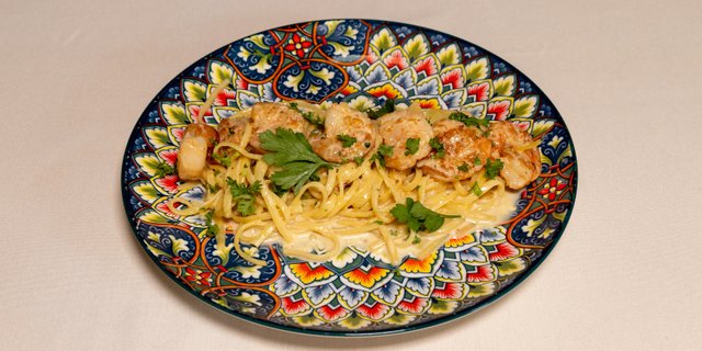 Garlic Cream Pasta w/ Shrimp Tray